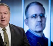 El secretario de Estado, Mike Pompeo, (i) pidió a Rusia la inmediata liberación de Paul Whelan (d). (AP)