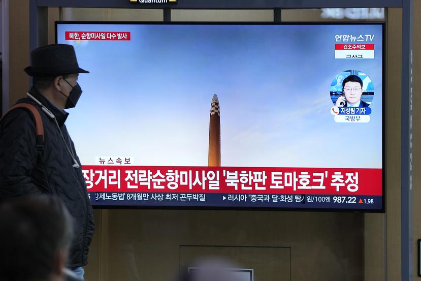 Se ve una pantalla de televisión informando sobre el lanzamiento de un misil de Corea del Norte durante un programa de noticias en la estación de tren de Seúl en Seúl, Corea del Sur, el miércoles 22 de marzo de 2023.