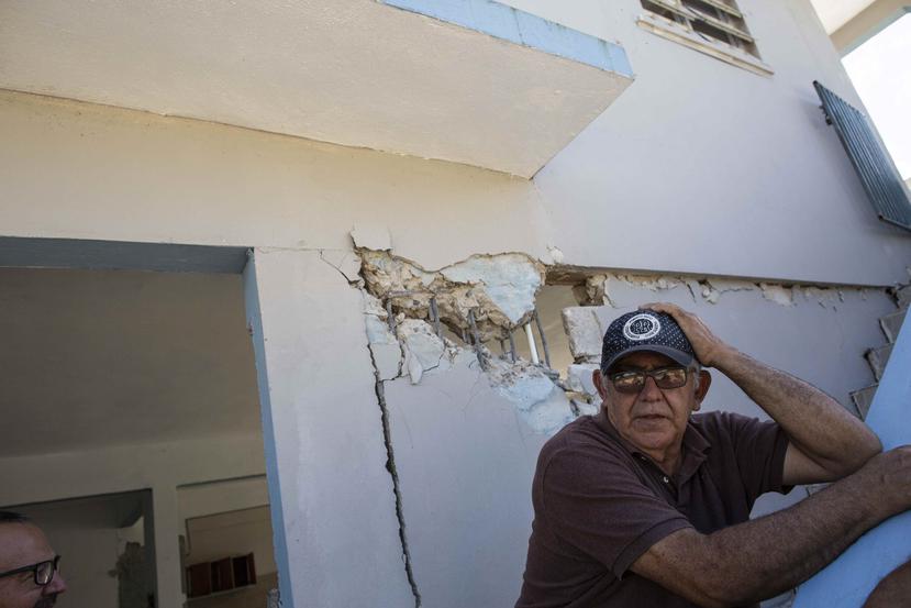Jorge Martínez relata lo que vivió, junto a su esposa y familia, el día de los terremotos mientras, al fondo, se aprecia parte de los daños que sufrió su residencia.