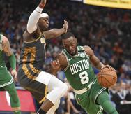 El escolta de los Boston Celtics, Kemba Walker pasa al escolta del Oklahoma City Thunder, Luguentz Dort en la segunda mitad de un partido de baloncesto de la NBA. (AP)