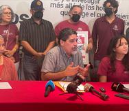 APPU president Ángel Rodríguez Rivera (center) and various members of the union's governing body speak during a press conference.