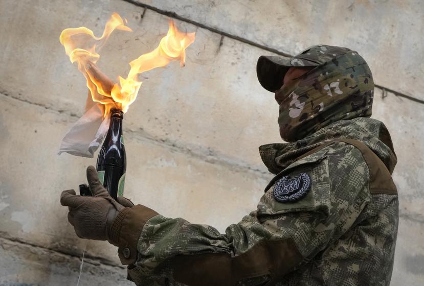 Un residente en Ucrania enciende un coctel Molotov durante un entrenamiento.