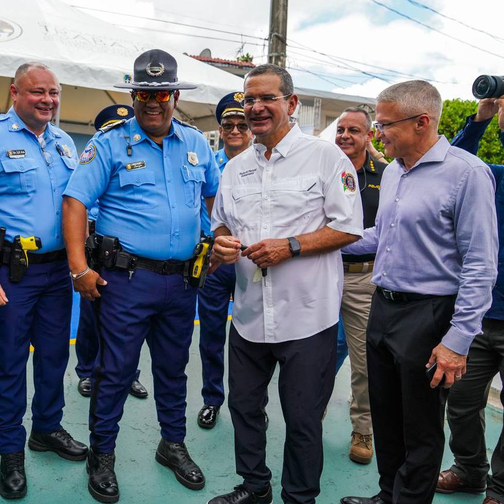 El gobernador Pedro Pierluisi aprovechó su visita a Ciales para anunciar que se destinaron más agentes de la Policía estatal al cuartel del municipio para reforzar la seguridad en la zona.