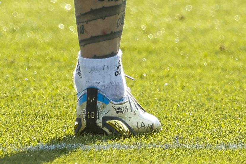 Detalle del tobillo del delantero argentino Lionel Messi durante un entrenamiento de su selección este lunes en el campo de fútbol de la Universidad de Catar.