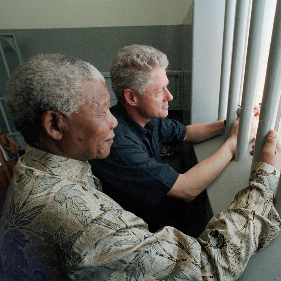Nelson Mandela, izquierda, y el expresidente estadounidense Bill Clinton visitan la celda que ocupó Mandela en la prisión de Robben Island, Ciudad del Cabo, Sudáfrica, 27 de marzo de 1998.