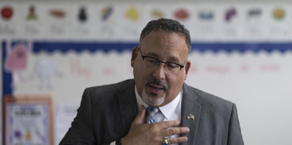 El secretario de Educación de Estados Unidos, el puertorriqueño Miguel Cardona, anunció los ganadores del programa de 'becarios presidenciales'.
