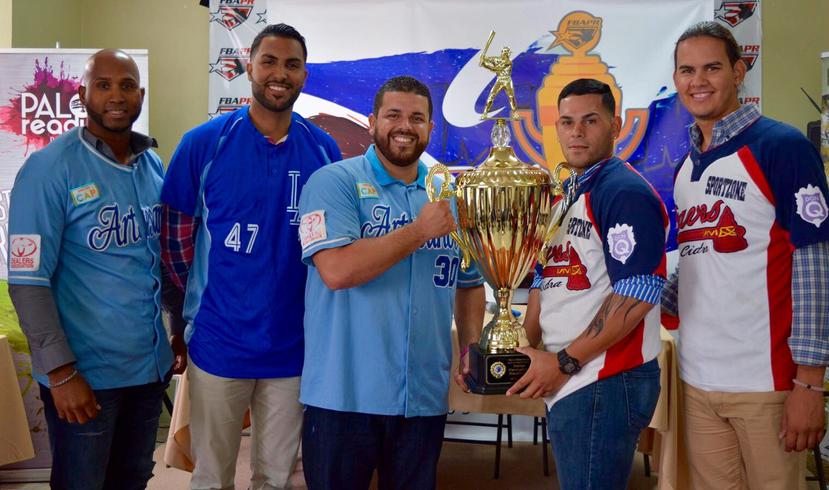 (De izquierda a derecha) Los Artesanos Jorge Padilla, Milton Velázquez y Luis Cruz “luchan” por el trofeo de campeonato con los Bravos José Rivera y Antonio Portell. (Suministrada)