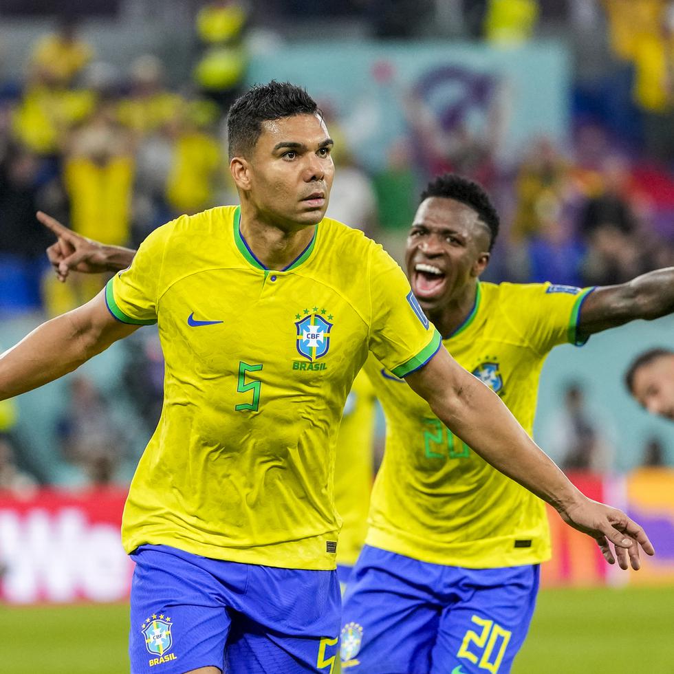 Casemiro celebra tras anotar el primer gol de Brasil ante Suiza en el partido por el Grupo G del Mundial, el lunes 28 de noviembre de 2022, en Doha, Qatar. (AP Foto/Andre Penner)