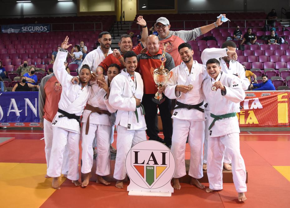 Los taínos de la Universidad Ana G. Méndez con su trofeo de judo de la LAI.