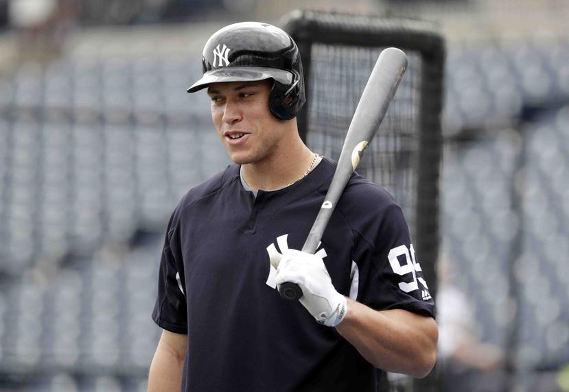 Aaron Judge espera por su turno en las prácticas de bateo de los Yankees. (AP)