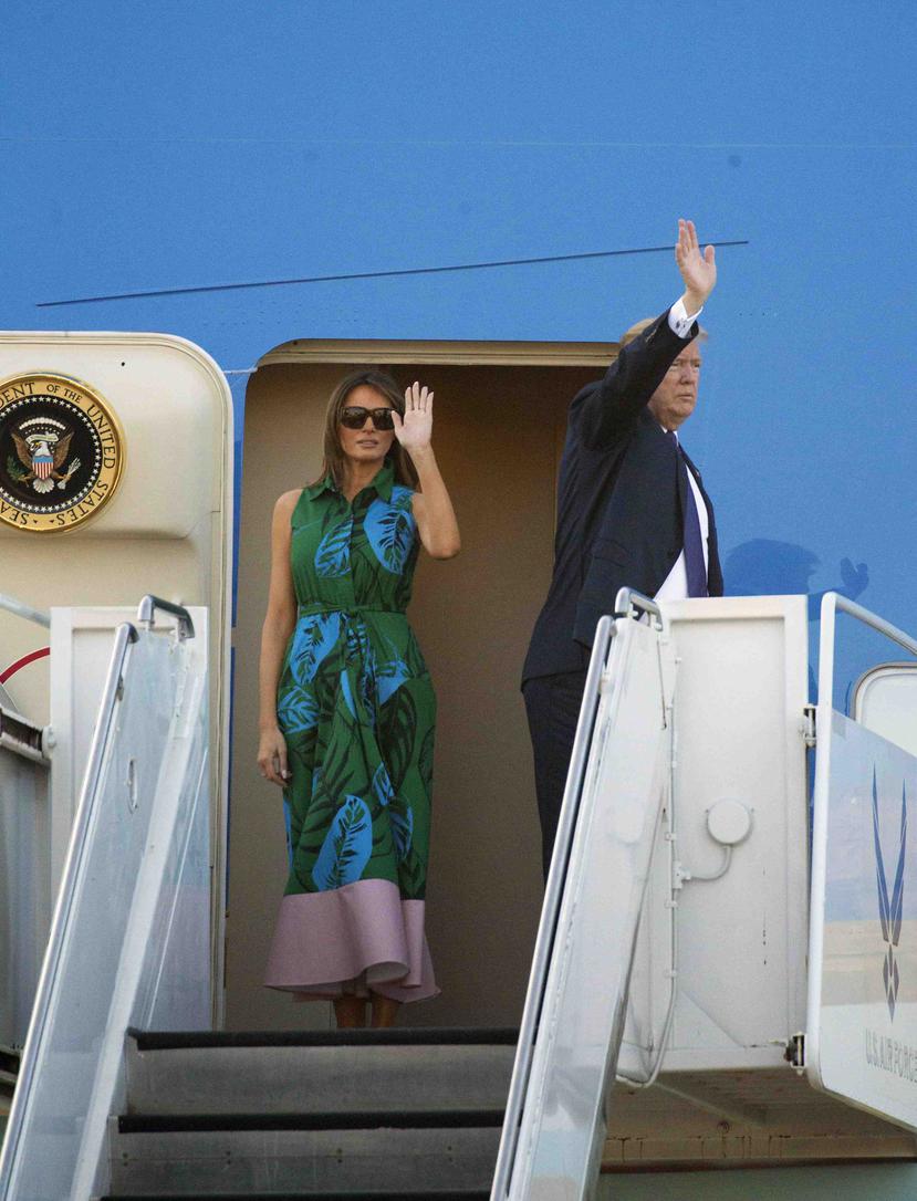 Trump y la primera dama Melania Trump hicieron una visita solemne el viernes a Pearl Harbor y su monumento al buque USS Arizona. (AP)