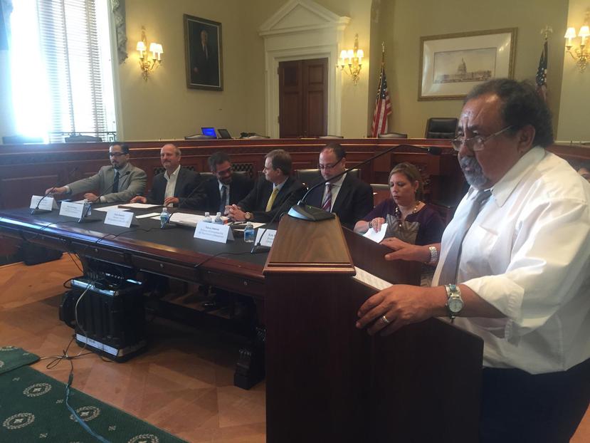 El congresista Raúl Grijalva habla durante un foro de la minoría demócrata en Washington sobre la crisis fiscal en Puerto Rico.