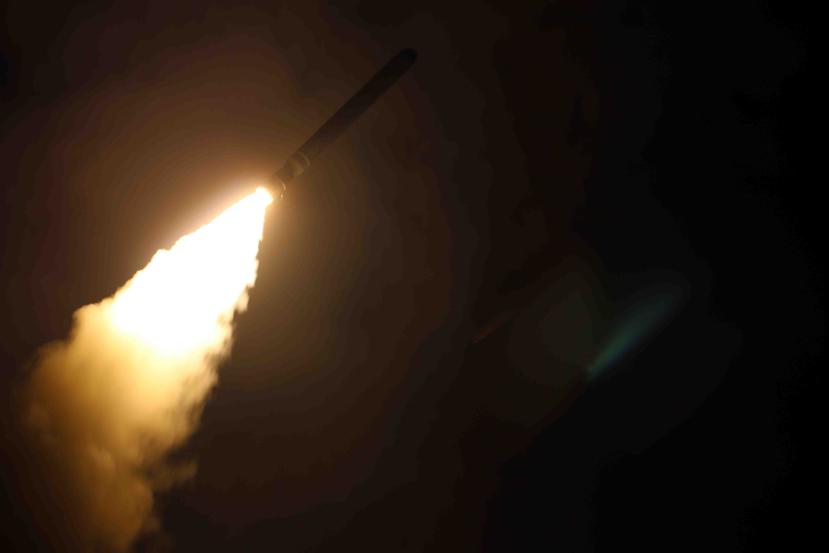 En esta imagen proporcionada por las fuerzas armadas de Estados Unidos, se muestra un misil que fue lanzado el sábado 14 de abril de 2018 como parte de la respuesta militar a los ataques con armas químicas de Siria. (AP/US Navy)