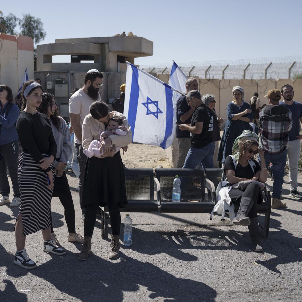 Un grupo de personas en el cruce de Nitzana entre Israel y Egipto, protestando contra la entrega de ayuda a la Franja de Gaza hasta que el grupo palestino Hamás libere a todos los rehenes, el 5 de marzo de 2024.
