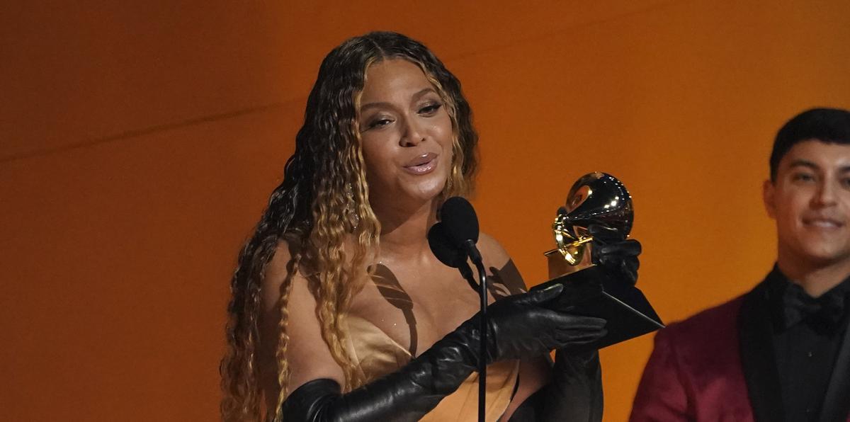 Beyonce acepta el premio a "Mejor Álbum Dance Electrónica" en la edición 65 de los Premios Grammy.