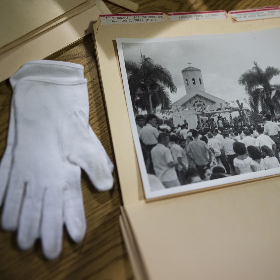 La restauración del archivo es un esfuerzo significativo para preservar la rica historia de Puerto Rico, y a pesar de los desafíos, hay un compromiso por mantener estos documentos en condiciones adecuadas. En la foto, el área de colección fotográfica. 