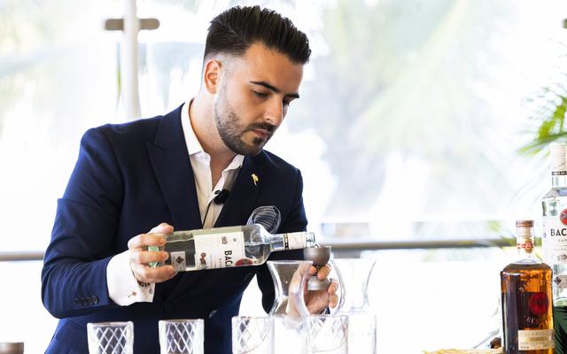 Un bartender italiano “reinventa” la piña colada y resulta ganador de competencia internacional realizada en Puerto Rico