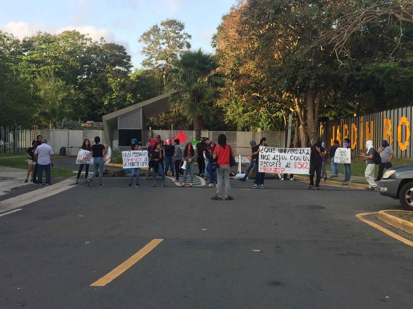 Los estudiantes protestan contra el Plan Fiscal del Gobierno. (Suministrada)