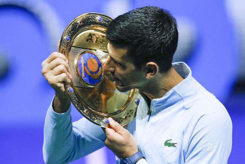 Novak Djokovic posa con el trofeo de campeón del Abierto de Astana tras vencer a Stefanos Tsitsipas en la final.