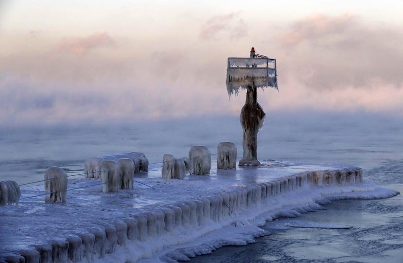 El lago Michigan cubierto de hielo y nieve. (AP)