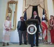 El gobernador y los congresistas de visita en Puerto Rico durante una rueda de prensa celebrada el jueves.