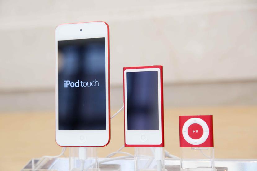 En esta fotografía del 11 de junio de 2015 se muestra de izquiera a derecha al iPod Touch, al Nano y al Shuffle de Apple en una tienda en Nueva York. (AP)