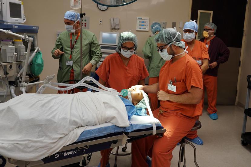 El doctor Víctor Villegas operó recientemente a las primeras dos pacientes con distintos tipos de cáncer en sus ojos utilizando la novel técnica de braquiterapia oftálmica.