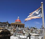 El Cementerio María Magdalena de Pazzis se fundó a principios del siglo 19 y es considerado el Panteón Nacional de Puerto Rico, pues muchas grandes figuras han sido enterradas allí. En la imagen, al fondo, se puede apreciar su icónica capilla.