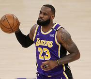 LeBron James, de los Lakers de Los Ángeles, maneja el balón en la primera mitad del juego ante los Kings de Sacramento. Jugó 32 minutos en su regreso y anotó 16 puntos.