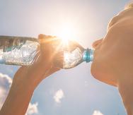 Es importante mantener una buena hidratación durante periodos de calor.