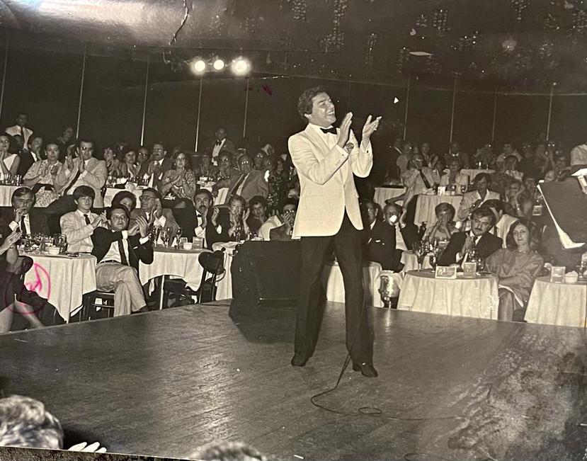 El cantante Marco Antonio Muñiz llegó a presentarse en el Club Caribe del icónico Hotel Caribe Hilton, uno de los clubes más populares que marcaron toda una audiencia.