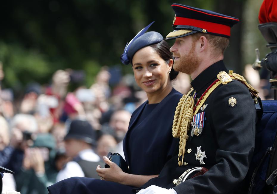 La duquesa de Sussex reapareció luego del nacimiento de su primer hijo, en el tradicional “Trooping the Colour”, el desfile anual con el que se conmemora el aniversario del monarca británico desde hace más de 250 años. Llevó un sobrio vestido azul marino con abrigo en combinación. (Archivo)