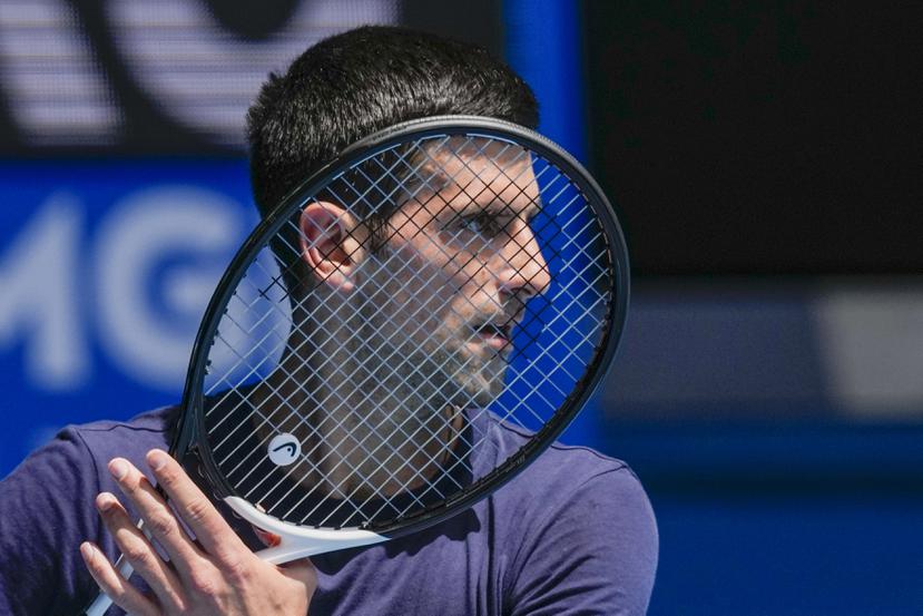 El serbio Novak Djokovic, quien está entrenando en el Rod Laver Arena antes del inicio del Abierto de Australia en Melbourne, enfrentaría a su compatriota Miomir Kecmanovic en primera ronda si no es deportado.