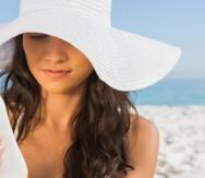 Aplicarse protector solar y usar un sombrero de ala ancha ayudarán a protegerte. (Shutterstock)