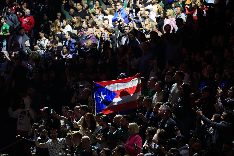 Un fanático ondea una bandera de Puerto Rico durante la pelea.
