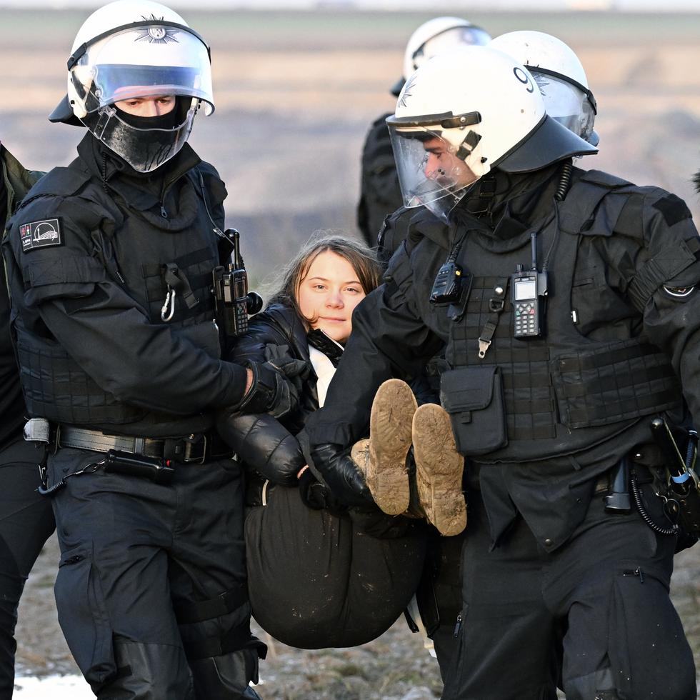Oficiales de policía alejan a la activista climática sueca Greta Thunberg del borde de la mina de lignito a cielo abierto Garzweiler II durante una acción de protesta de activistas climáticos después de la limpieza de Luetzerath, Alemania