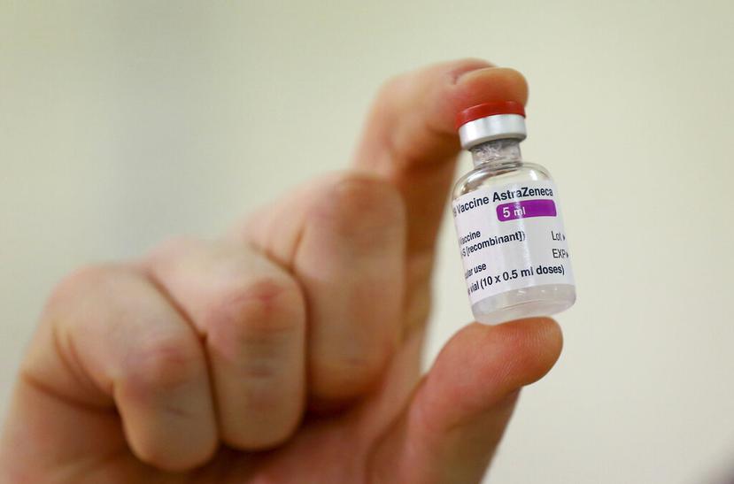 Un frasco de la vacuna contra el COVID-19 de AstraZeneca en el Hospital Princesa Real en Haywards Heath, Inglaterra.