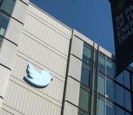El logotipo de Twitter sobre el edificio de oficinas de la compañía en San Francisco.