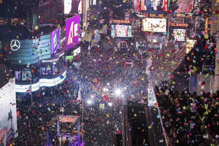 En esta fotografía del 1 de enero de 2017, la gente celebra el inicio de un nuevo año en Times Square, Nueva York. (AP)