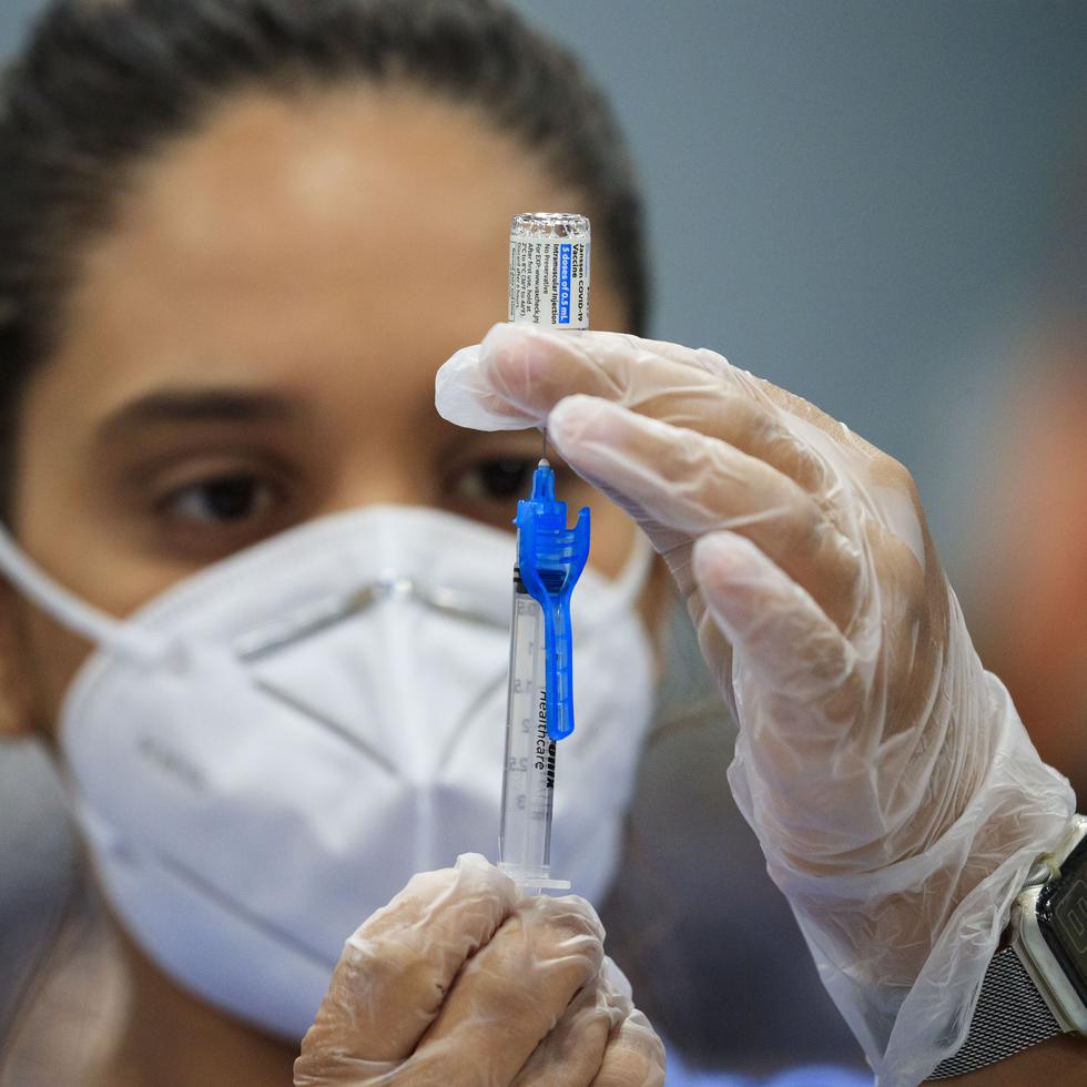 En Puerto Rico, 362,644 de 3,263,584 personas tienen sus vacunas de COVID-19 al día, lo que supone el 11.11%.