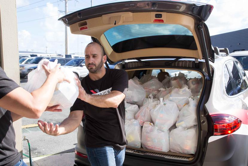 Expedición Porsche: Misión Puerto Rico preparó dos de sus vehículos Cayenne especialmente para cumplir con el objetivo de transportar más de 500 bolsas llenas de recursos esenciales como agua embotellada, arroz, comida enlatada y baterías, entre otros.