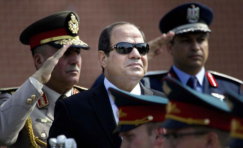 El presidente egipcio Abdel Fattah al-Sisi (arriba) tendrá de oponentes al abogado de derechos humanos Khaled Ali y el exlegislador Mohamed Anuar Sadat. (AP / Ivan Sekretarev)