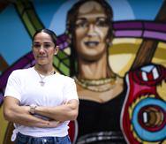 Amanda Serrano posa frente al nuevo mural con su figura en el gimnasio de Monterrey, Bayamón.