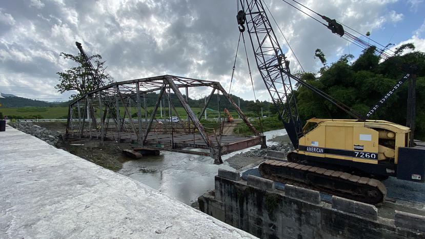 Momento en que reaubican el icónico puente de metal sobre el río Blanco, en Naguabo.