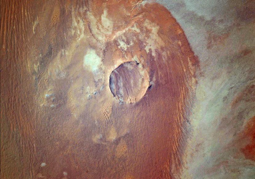 Cráter de meteoro llamado "Roter Kamm" en Namibia, Africa. (NASA)