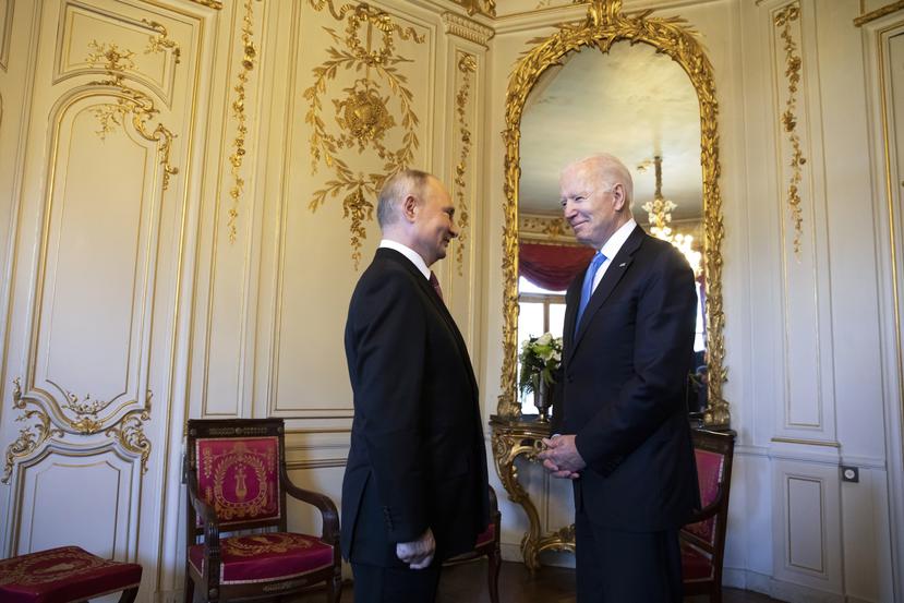 Los presidentes Vladímir Putin (izq.) y Joe Biden se reunieron el mes pasado en Ginebra.