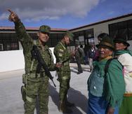 Votantes llegan a un centro de votación para la segunda vuelta de las elecciones presidenciales de Ecuador, en la localidad de Cangahua, el domingo 15 de octubre de 2023. (AP Foto/Dolores Ochoa)