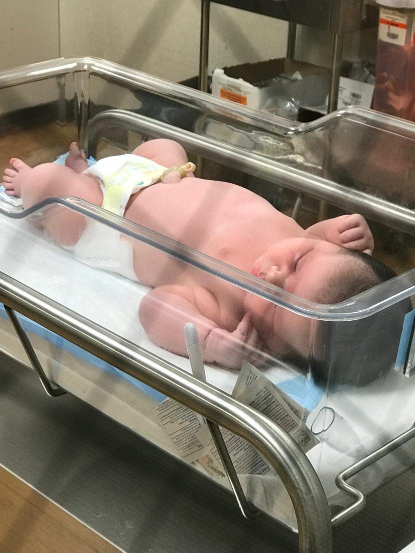 El bebé está saludable, pero la madre, Cindy Richmond, tuvo que enviar la nueva abuela a buscar ropa más grande para el infante. (Lexington Medical Center)
