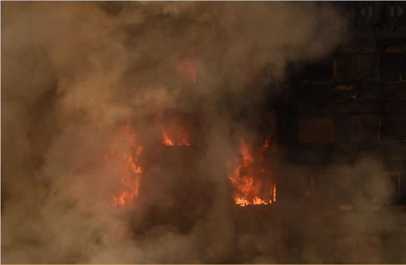 Varias personas son tratadas por inhalación de humo y heridas de diversa gravedad a causa de un fuego en un complejo de viviendas en Londres. (EFE)