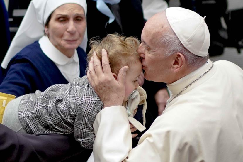 El papa Francisco besa a un bebé durate una audiencia para feligreses de la archidiócesis de Molfetta y Ugento-Santa Maria di Leuca, en el Vaticano, el sábado, 1 de diciembre del 2018. (AP)